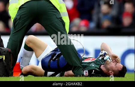 Gary Miller, de Plymouth Argyle, prend du gaz et de l'air après sa blessure lors du troisième tour de la coupe FA au stade Anfield, à Liverpool. Date de la photo : 8 janvier 2017. Le crédit PIC doit se lire comme suit : Simon Bellis/Sportimage via PA Images Banque D'Images