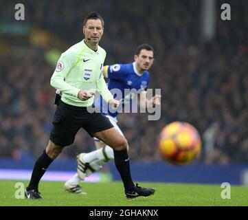 L'arbitre Mark Clattenburg en action lors du match de la première Ligue anglaise au stade Goodison Park, Liverpool Date de la photo : 15 janvier 2017. Photo Simon Bellis/Sportimage via PA Images Banque D'Images