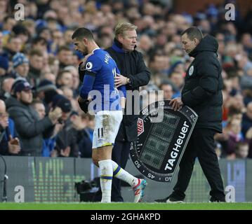 Kevin Mirallas, d'Everton, est accueilli par Ronald Koeman, directeur d'Everton, puisqu'il est remplacé lors du match de la première ligue anglaise au stade Goodison Park, Liverpool Date de la photo : 15 janvier 2017. Photo Simon Bellis/Sportimage via PA Images Banque D'Images