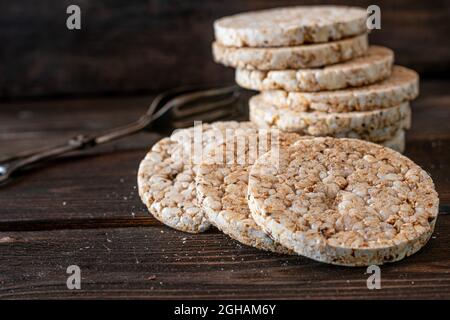 gâteaux de riz soufflés sur fond de bois Banque D'Images