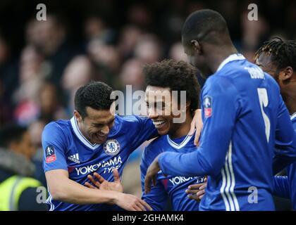 Le Willian de Chelsea célèbre son but d'ouverture lors du match de la FA Cup au Stamford Bridge Stadium, Londres. Date de la photo 28 janvier 2017 pic David Klein/Sportimage via PA Images Banque D'Images