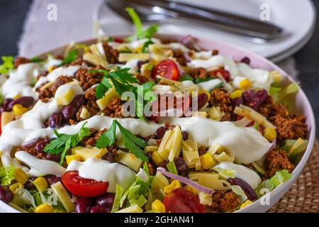 salade mexicaine de tacos ou salade tex mex avec garniture épicée de bœuf haché, de légumes, de fromage et de crème sure dans un bol Banque D'Images