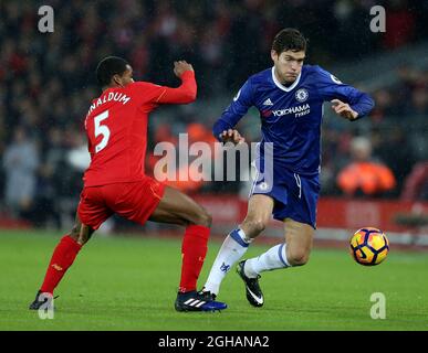 Georgina Wijnaldum de Liverpool en action avec Marcos Alonso de Chelsea lors du match de la première ligue anglaise à l'Anfield Stadium, Liverpool. Date de la photo : 31 janvier 2017. Photo Simon Bellis/Sportimage via PA Images Banque D'Images