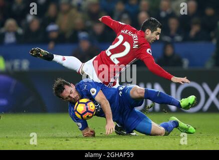 Christian Fuchs de Leicester s'en va avec Henrikh Mkhitaryan de Manchester United lors du match de la Premier League au King Power Stadium de Leicester. Date de la photo 5 février 2017 pic David Klein/Sportimage via PA Images Banque D'Images