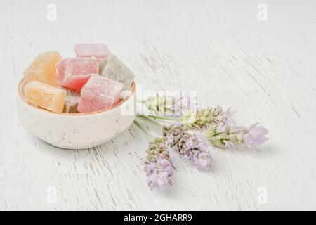 Des délices turcs colorés sur une table en bois décorée de fleurs de lavande avec espace copie Banque D'Images