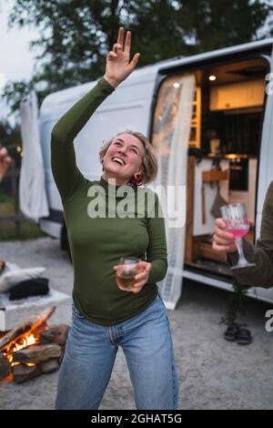 Jeune femme dansant en fête pendant les vacances Banque D'Images