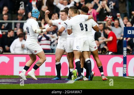 Jonathan Joseph, d'Angleterre, célèbre la première tentative lors du match des 6 nations RBS 2017 au stade Twickenham, Londres. Date de la photo : 4 février 2017. Photo Charlie Forgham-Bailey/Sportimage via PA Images Banque D'Images