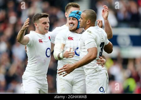 Jonathan Joseph, d'Angleterre, célèbre sa deuxième tentative avec Jack Nowell, d'Angleterre Owen Farrell et de l'Angleterre George Ford lors du match RBS 6 Nations 2017 au stade Twickenham, Londres. Date de la photo : 4 février 2017. Photo Charlie Forgham-Bailey/Sportimage via PA Images Banque D'Images