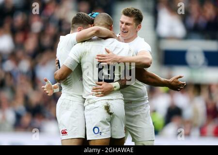 Jonathan Joseph, d'Angleterre, célèbre sa deuxième tentative avec Jack Nowell, d'Angleterre Owen Farrell et de l'Angleterre George Ford lors du match RBS 6 Nations 2017 au stade Twickenham, Londres. Date de la photo : 4 février 2017. Photo Charlie Forgham-Bailey/Sportimage via PA Images Banque D'Images