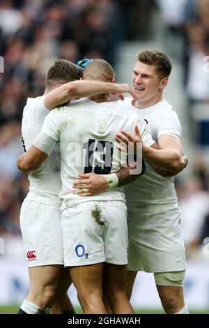 Jonathan Joseph, d'Angleterre, célèbre sa deuxième tentative avec Jack Nowell, d'Angleterre Owen Farrell et de l'Angleterre George Ford lors du match RBS 6 Nations 2017 au stade Twickenham, Londres. Date de la photo : 4 février 2017. Photo Charlie Forgham-Bailey/Sportimage via PA Images Banque D'Images