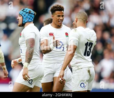 Jonathan Joseph, de l'Angleterre, célèbre sa deuxième tentative avec Anthony Watson, de l'Angleterre, lors du match des 6 nations RBS 2017 au stade de Twickenham, Londres. Date de la photo : 4 février 2017. Photo Charlie Forgham-Bailey/Sportimage via PA Images Banque D'Images