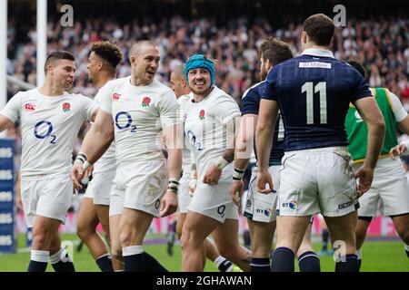 Mike Brown de l'Angleterre a un mot avec Tommy Seymour de l'Écosse et Tim visser de l'Écosse après que Anthony Watson de l'Angleterre a marqué pendant le match RBS 6 Nations 2017 au stade de Twickenham, Londres. Date de la photo : 4 février 2017. Photo Charlie Forgham-Bailey/Sportimage via PA Images Banque D'Images