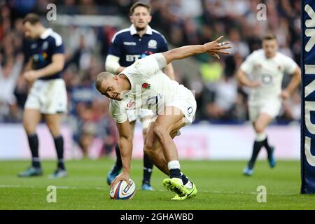 Jonathan Joseph, en Angleterre, célèbre son essai de chapeau lors du match des 6 nations RBS 2017 au stade Twickenham, Londres. Date de la photo : 4 février 2017. Photo Charlie Forgham-Bailey/Sportimage via PA Images Banque D'Images