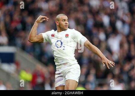 Jonathan Joseph, en Angleterre, célèbre son essai de chapeau lors du match des 6 nations RBS 2017 au stade Twickenham, Londres. Date de la photo : 4 février 2017. Photo Charlie Forgham-Bailey/Sportimage via PA Images Banque D'Images