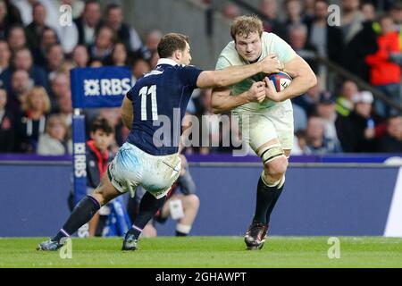 Joe Launchbury en Angleterre et Tim visser en Écosse lors du match des 6 nations RBS 2017 au stade Twickenham, Londres. Date de la photo : 4 février 2017. Photo Charlie Forgham-Bailey/Sportimage via PA Images Banque D'Images