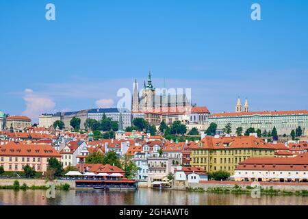 Panorama de Prague avec le château par une journée d'été Banque D'Images