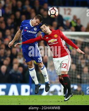 Cesar Azpilicueta de Chelsea se joue avec Henrikh Mkhitaryan de Manchester United lors du match de la FA Cup au stade Stamford Bridge, à Londres. Date de la photo 13 mars 2017 pic David Klein/Sportimage via PA Images Banque D'Images