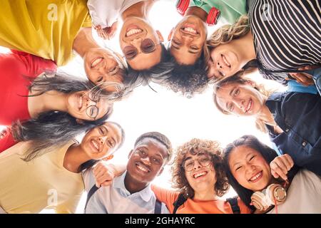 Groupe d'élèves sont ensemble, heureux et souriants. Regarder l'appareil photo. Banque D'Images