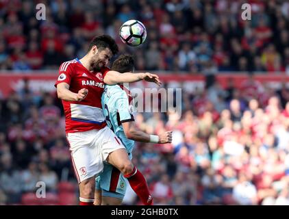 Bernardo Espinosa de Middlesbrough en action avec Stephen Ward de Burnley pendant le match de la première ligue au stade Riverside, Middlesbrough. Date de la photo : 8 avril 2017. Le crédit PIC doit se lire comme suit : Jamie Tyerman/Sportimage via PA Images Banque D'Images