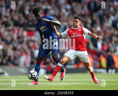 Alexis Sanchez d'Arsenal se livre aux tuailles avec Axel Tuanzebe de Manchester United lors du match de la Premier League au stade Emirates, Londres. Date de la photo : 7 mai 2017. Le crédit PIC devrait se lire comme suit : David Klein/Sportimage via PA Images Banque D'Images