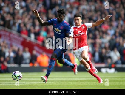 Alexis Sanchez d'Arsenal se livre aux tuailles avec Axel Tuanzebe de Manchester United lors du match de la Premier League au stade Emirates, Londres. Date de la photo : 7 mai 2017. Le crédit PIC devrait se lire comme suit : David Klein/Sportimage via PA Images Banque D'Images