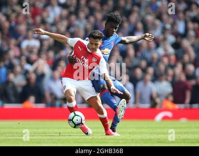 Alexis Sanchez d'Arsenal se livre aux tuailles avec Axel Tuanzebe de Manchester United lors du match de la Premier League au stade Emirates, Londres. Date de la photo : 7 mai 2017. Le crédit PIC devrait se lire comme suit : David Klein/Sportimage via PA Images Banque D'Images