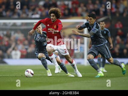 Mauroane Fellaini de Manchester United en action avec Daniel Wass de Celta Vigo lors de la semi finale de l'Europa League 2nd Leg match au stade Old Trafford, Manchester. Date de la photo : 11 mai 2017. Le crédit PIC doit se lire comme suit : Simon Bellis/Sportimage via PA Images Banque D'Images