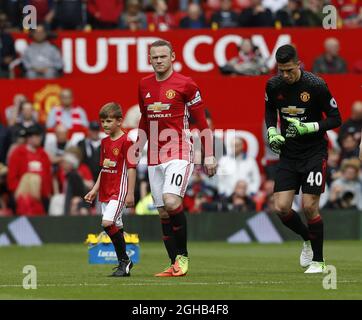 Wayne Rooney, de Manchester United, dirige l'équipe en tant que capitaine lors du match de la Premier League anglaise au stade Old Trafford, à Manchester. Date de la photo : 21 mai 2017. Le crédit PIC doit se lire comme suit : Simon Bellis/Sportimage via PA Images Banque D'Images