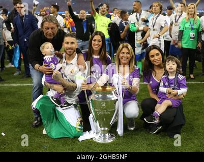 Sergio Ramos, du Real Madrid, célèbre avec le trophée lors du match de finale de la Ligue des Champions au stade de la Principauté de Cardiff. Date de la photo : 3 juin 2017. Le crédit PIC devrait se lire comme suit : David Klein/Sportimage via PA Images Banque D'Images