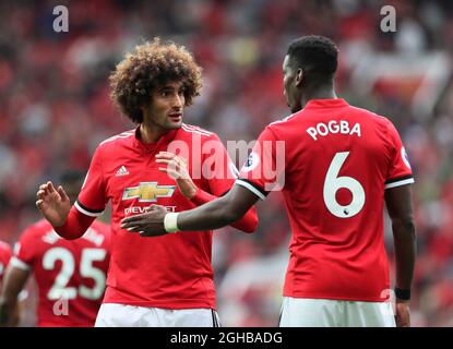 Marouane Fellaini de Manchester United s'entretient avec Paul Pogba lors du match de première ligue au stade Old Trafford, à Manchester. Photo date 13 août 2017. Le crédit photo doit être lu : David Klein/Sportimage via PA Images Banque D'Images