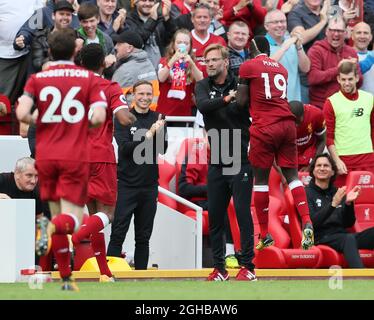 Le Sadio Mane de Liverpool célèbre son but d'ouverture avec Jurgen Klopp lors du match de première ligue au stade Anfield, à Liverpool. Photo date 19 août 2017. Le crédit photo doit être lu : David Klein/Sportimage via PA Images Banque D'Images