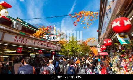 Les touristes affluent vers le temple Senso-ji et la rue commerçante de Nakamise dans le quartier d'Asakusa pendant les célébrations d'automne Banque D'Images