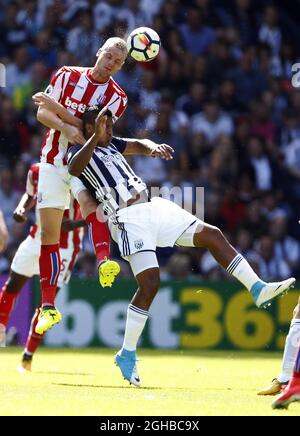 Ryan Shawcross de Stoke City se démène avec José Salomon Rondon de West Bromwich Albion lors du match de première ligue au stade Hawthorn, West Bromwich. Photo le 27 août 2017. Le crédit photo doit se lire comme suit : Simon Bellis/Sportimage via PA Images Banque D'Images