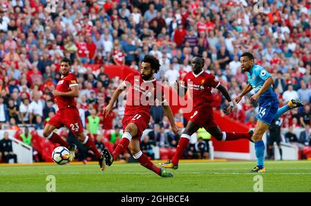 Mohamed Salah de Liverpool marque le troisième but de ses équipes lors du premier match de ligue au stade Anfield, à Liverpool. Photo le 27 août 2017. Le crédit photo doit être lu : Paul Thomas/Sportimage via PA Images Banque D'Images