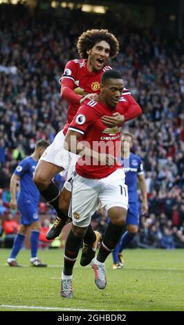 Anthony Martial, de Manchester United, célèbre le quatrième but avec Mauroane Fellaini, de Manchester United, lors du premier match de ligue au stade Old Trafford, à Manchester. Photo date 17 septembre 2017. Le crédit photo doit se lire comme suit : Simon Bellis/Sportimage via PA Images Banque D'Images