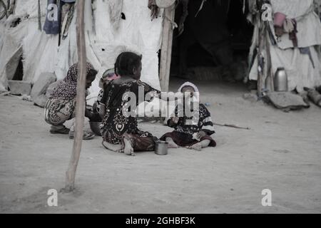 Taiz, Yémen- 04 Fév 2021:Un enfant boit de l'eau dans un camp pour les personnes déplacées par la guerre à Taiz, dans le sud de l'Yeme Banque D'Images