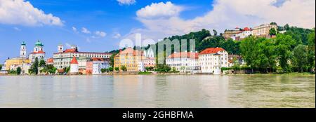 Passau, Allemagne. Panorama de la « ville des trois rivières » en face de la rivière Inn. Banque D'Images