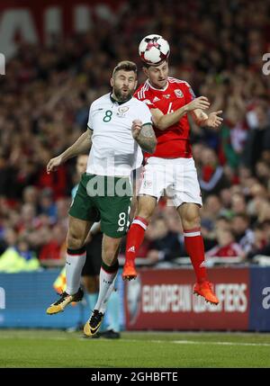 Ben Davies, pays de Galles, se déporte avec Daryl Murphy, de la République d'Irlande, lors du match de qualification de la coupe du monde D au Cardiff City Stadium, à Cardiff. Date de la photo 9 octobre 2017. Le crédit photo doit être lu : David Klein/Sportimage via PA Images Banque D'Images