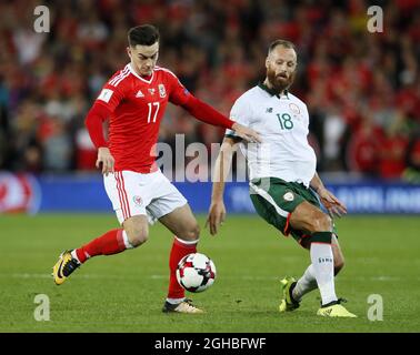 Tom Lawrence, pays de Galles, se porte aux défenses de David Meyler, de la République d'Irlande, lors du match de qualification de la coupe du monde D au Cardiff City Stadium, à Cardiff. Date de la photo 9 octobre 2017. Le crédit photo doit être lu : David Klein/Sportimage via PA Images Banque D'Images