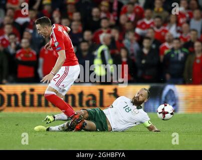 Chris Gunter, du pays de Galles, est attaqué par David Meyler, de la République d'Irlande, lors du match de qualification de la coupe du monde D au Cardiff City Stadium, à Cardiff. Date de la photo 9 octobre 2017. Le crédit photo doit être lu : David Klein/Sportimage via PA Images Banque D'Images