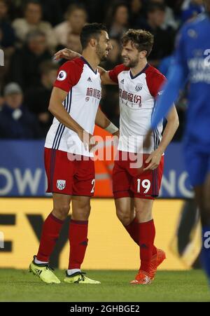 Le buteur Nacer Chadli de West Bromwich Albion fête avec Jay Rodriguez de West Bromwich Albion lors du match de première ligue au King Power Stadium de Leicester. Photo date 16 octobre 2017. Le crédit photo doit se lire comme suit : Simon Bellis/Sportimage via PA Images Banque D'Images