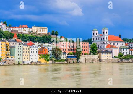 Passau, Allemagne. Ville de trois rivières en face de la rivière Inn. Banque D'Images
