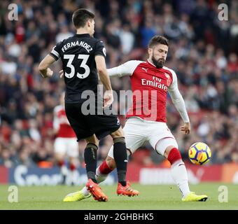 Olivier Giroud d'Arsenal est aux défenses avec Ferderico Fernandez de Swansea lors du premier match de ligue au stade Emirates, Londres. Photo le 28 octobre 2017. Le crédit photo doit être lu : David Klein/Sportimage via PA Images Banque D'Images