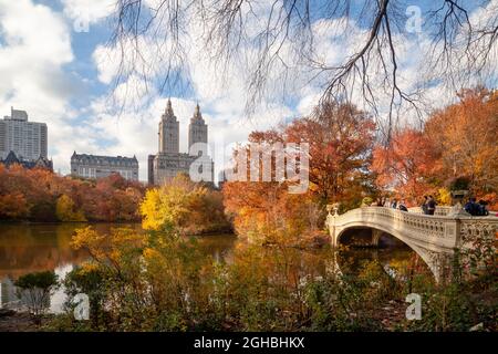 Central Park en automne avec une vue magnifique sur Bow Bridg et la ligne d'horizon ouest de Manhattan. Banque D'Images