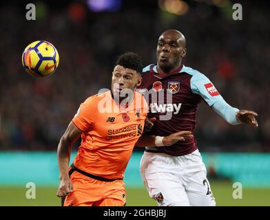 Angelo Ogbonna de West Ham se déchčde avec Alex Oxlade-Chamberlain de Liverpool lors du match de première ligue au London Stadium, Londres. Photo date 4 novembre 2017. Le crédit photo doit être lu : David Klein/Sportimage via PA Images Banque D'Images