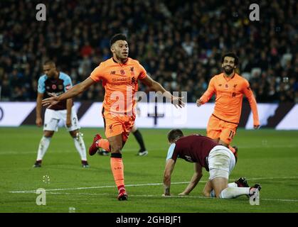 Alex Oxlade-Chamberlain de Liverpool célèbre son troisième but lors du match de première ligue au London Stadium, Londres. Photo date 4 novembre 2017. Le crédit photo doit être lu : David Klein/Sportimage via PA Images Banque D'Images