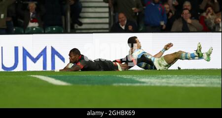 Semesa Rokoduguni d'Angleterre marque la deuxième tentative du match au stade de Twickenham, Londres. Date de la photo : 11 novembre 2017. Le crédit photo devrait se lire comme suit : Lynne Cameron/Sportimage via PA Images Banque D'Images