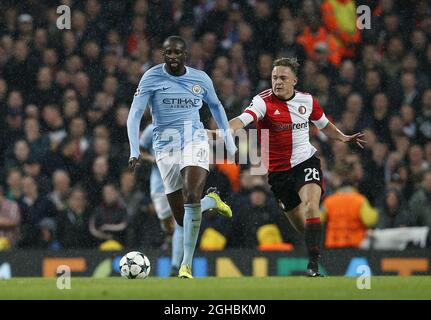 Le Yaya Toure de Manchester City se trouve aux défenses de Jens Toornstra de Feyenoord lors du match des champions de la ligue à l'Etihad Stadium de Manchester. Date de la photo : 21 novembre 2017. Le crédit photo doit se lire comme suit : Andrew Yates/Sportimage via PA Images Banque D'Images