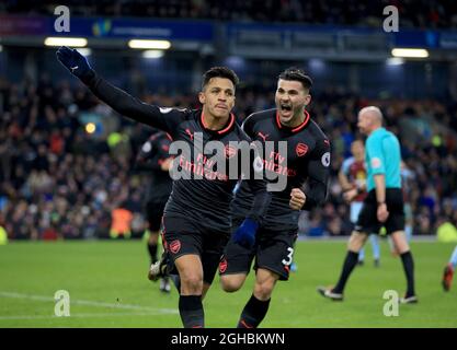 Alexis Sanchez d'Arsenal (à gauche) célèbre avec son coéquipier Sead Kolasinac après qu'il a terminé le premier but de ses côtés à partir d'une pénalité lors du premier match de ligue au stade Turf Moor, Burnley. Photo le 26 novembre 2017. Le crédit photo doit se lire comme suit : Clint Hughes/Sportimage via PA Images Banque D'Images