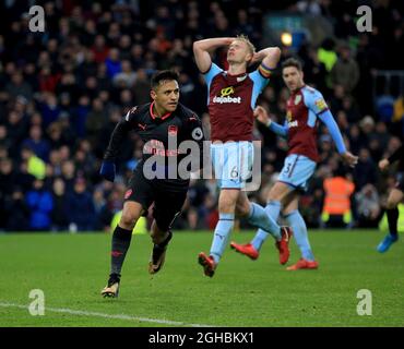 Alexis Sanchez d'Arsenal (à gauche) se tourne pour célébrer après qu'il a mis ses côtés premier but d'une pénalité lors du premier match de ligue au stade Turf Moor, Burnley. Photo le 26 novembre 2017. Le crédit photo doit se lire comme suit : Clint Hughes/Sportimage via PA Images Banque D'Images